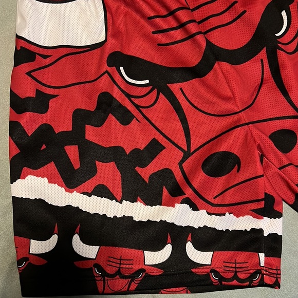 Mitchell & Ness Chicago Bulls 1996 NBA Finals Jumbotron Shorts - Picture 3 of 7